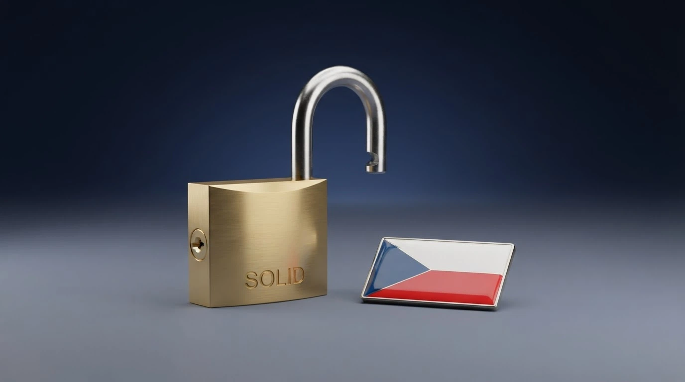 Česká vlajka a razítko s nápisem „licence MF ČR“ vedle symbolu zámku